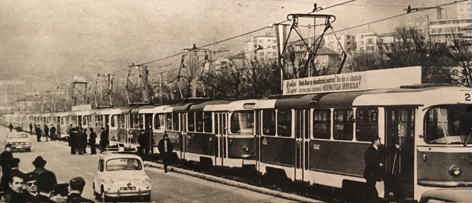 10 z 20 tramvají T3YU v Sarajevu na jediné fotografii při slavnostním uvedení do provozu. V průvodu lze však napočítat tramvají více. Na jeho konci jsou ale již vozy PCC. (foto: Jan Čihák)