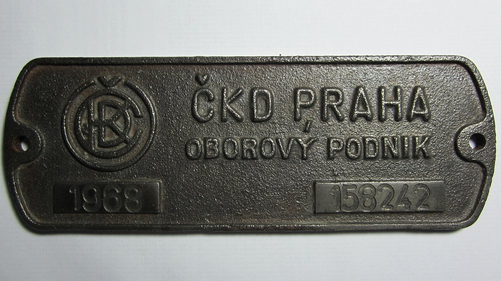 Výrobní štítek z vozu ev. č. 128, jenž se nachází v soukromé sbírce. (foto: Jan Čihák)