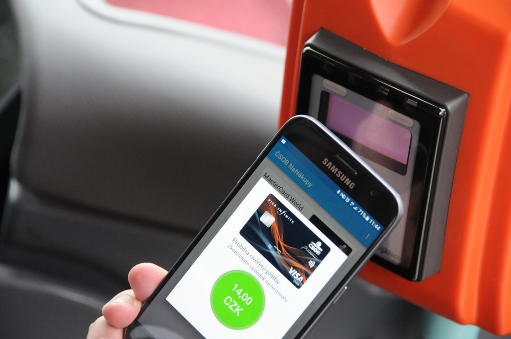 Platit lze nyní v kolínské MHD nejrůznějšími způsoby. (foto: Městský úřad Kolín).