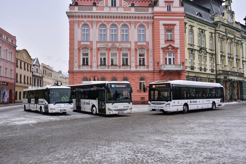 Flotila nově pořízených vozů na krnovském náměstí. (foto: Miroslav Halász)