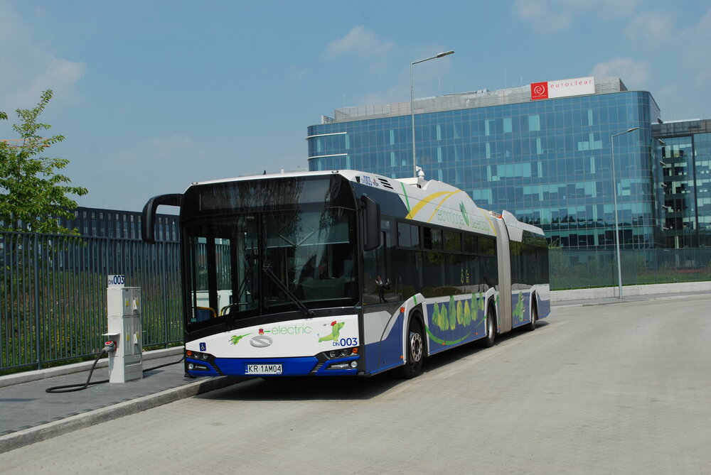 Nákup elektobusů se realizuje pochopitelně díky dotacím. Tak byla nakoupena i první početná flotila elektrobusů v Krakově, která čítá přes 20 vozů. Ty dodal Solaris. (foto: Libor Hinčica)