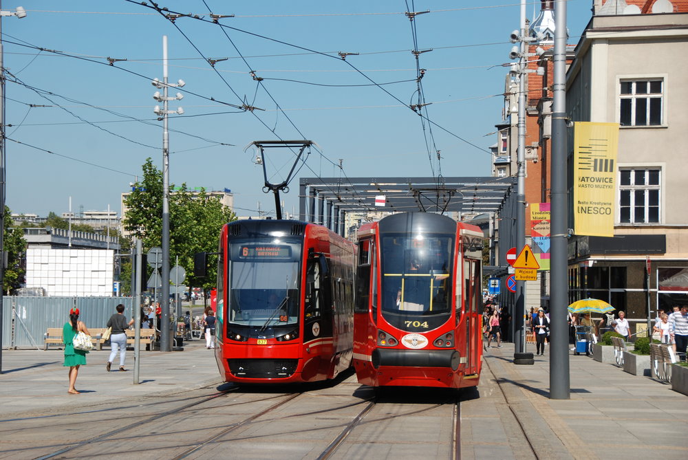 Hned s dvojicí projektů na vývoj moderních tramvají uspěla společnost PESA. Na snímku vidíme její vůz PESA Twist (vlevo) při míjení s modernizovaným vozem Moderus Alfa (Konstal 105N-HF11AC) v Katowicích. (foto: Libor Hinčica)