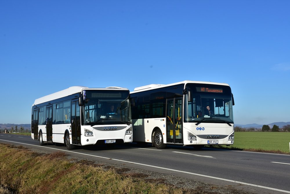 Dvojici dieselových autobusů pro linky MHD v Krnově si Arriva již v Ivecu převzala. Na snímku jsou vozy Crossway LE a Urbanway ještě bez polepů, v nichž by se měly představit na krnovském náměstí. (foto: Miroslav Halász)