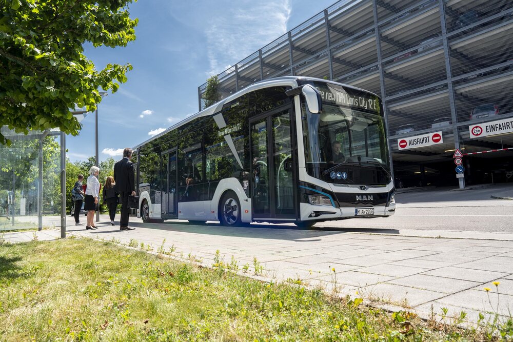 Elektrobus MAN Lion’s City 12 E na propagační fotografii výrobce. (foto: MAN Truck & Bus)