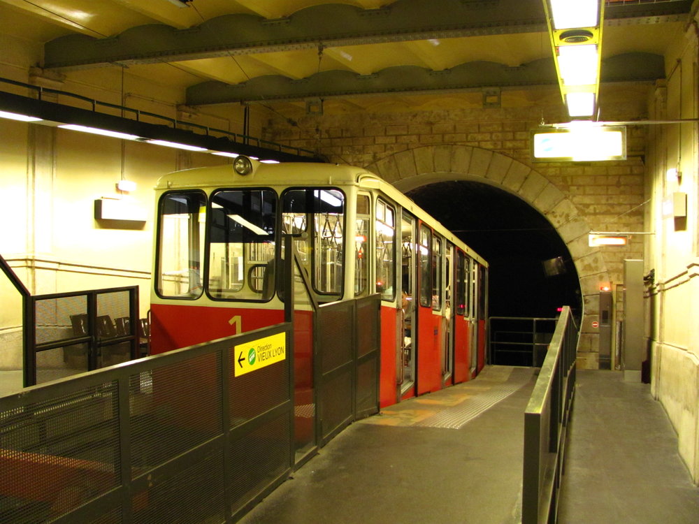 Vůz lanové dráhy F1 v&nbsp;hodní stanici Fourvière. (foto: Ing. Filip Jiřík)