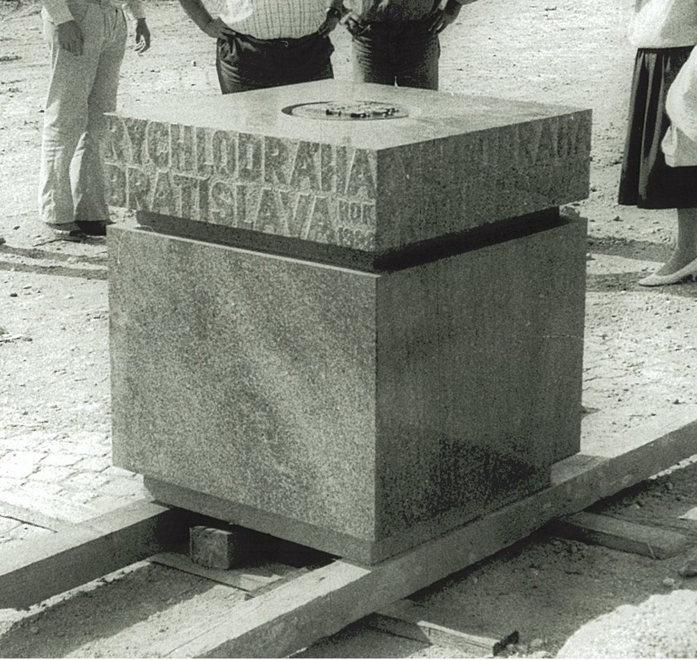 Takto vypadal základní kámen metra (rychlodráhy) v Bratislavě. Máte zprávy o jeho osudu? (sbírka: Peter Martinko)