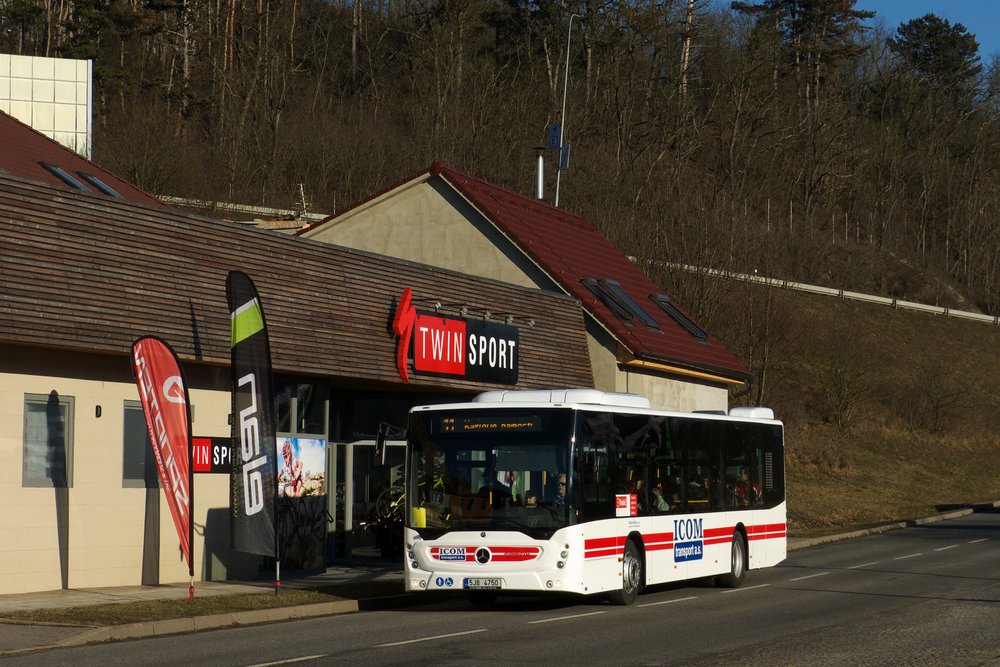 Nové Conecto na lince č. 11 v Třebíči směřuje k zastávce Karlovo náměstí. (foto: Marek Juránek)