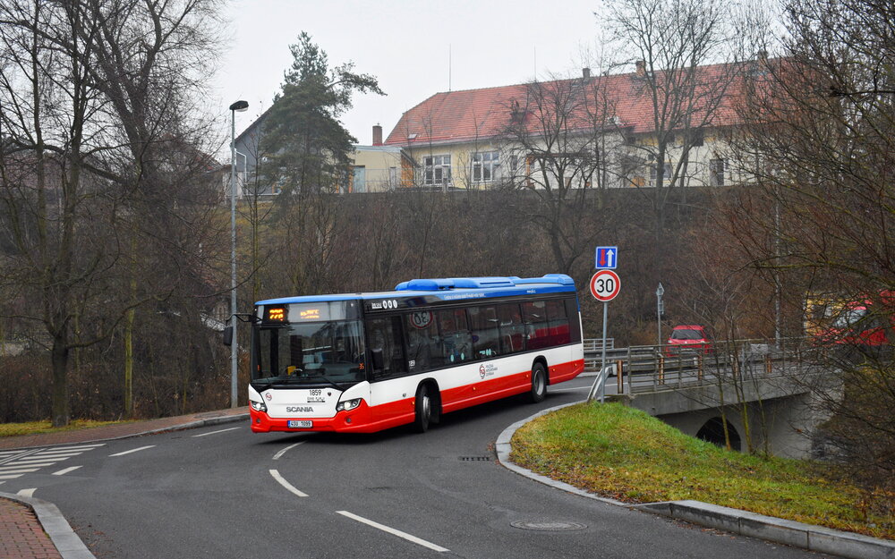 První zprovozněná Scania Citywide LF 12M (ev. č. 1859) právě na fotografii ze dne 19. prosince překonala Říčanský potok a po lince 226 se vydává dále do Lipan a Benic. Do Benic je v pracovní dny prodloužena zhruba polovina spojů linky. (foto: Matěj Stach)