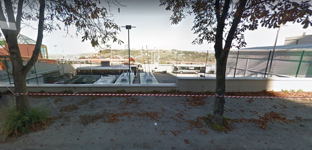 Pohled z ulice Picena z listopadu 2018 odhaluje i dva vozy Menarini 215 a 217 v garážích podniku La Panoramica, zbývajících pět je ve vozovně (Google Street View)