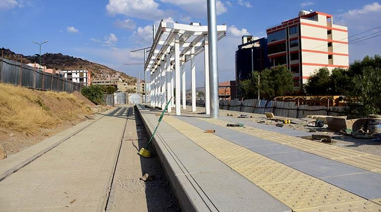 Získat kvalitní záběry ze stavby je téměř nemožné, na internetu je mnoho výborných videí, nicméně snímků málo. Dva snímky výše jsou tak málo kvalitní a ještě navíc několik týdnů staré. (foto: 2x Los Tiempos)