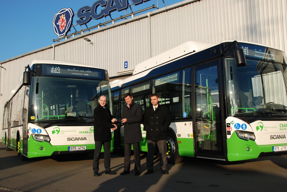 Ing. Tomáš Vavřík, MBA, generální ředitel skupiny 3ČSAD, přebírá symbolický klíč od nových autobusů Scania z rukou generálního ředitele Scania CER Jamese Armstronga. (foto: Libor Hinčica)