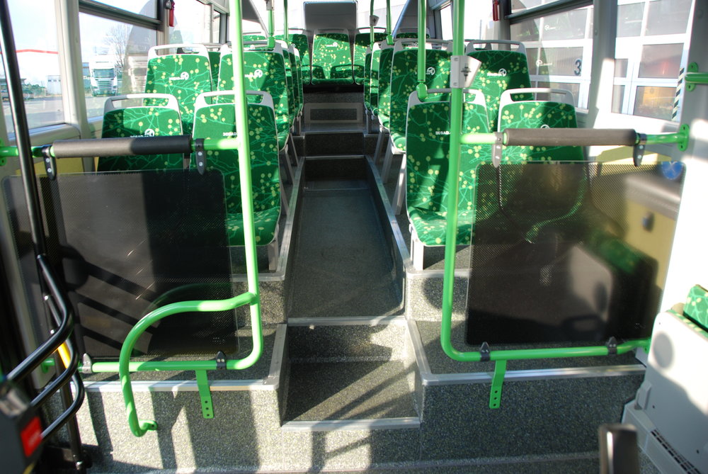 Pohled do vyvýšené části vozu Scania Citywide LE pro ČSAD Havířov. (foto: Libor Hinčica)