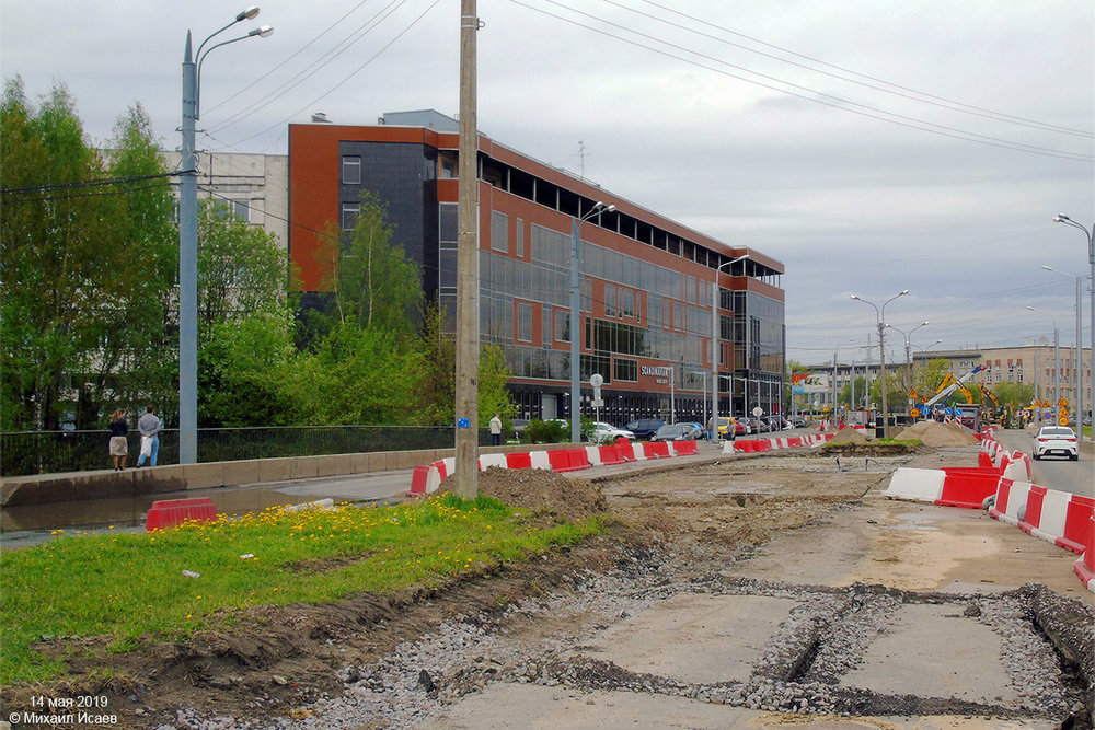 Tři snímky ukazují stavbu úseku od Irinovskogo prospektu k ul. Potapova.
