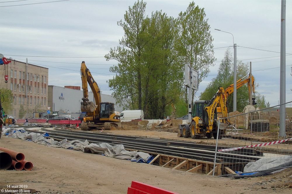 Snímky jsou ze 14. května 2019. Zatímco někde se už kladly koleje, jako při šosse Revoljucii,…