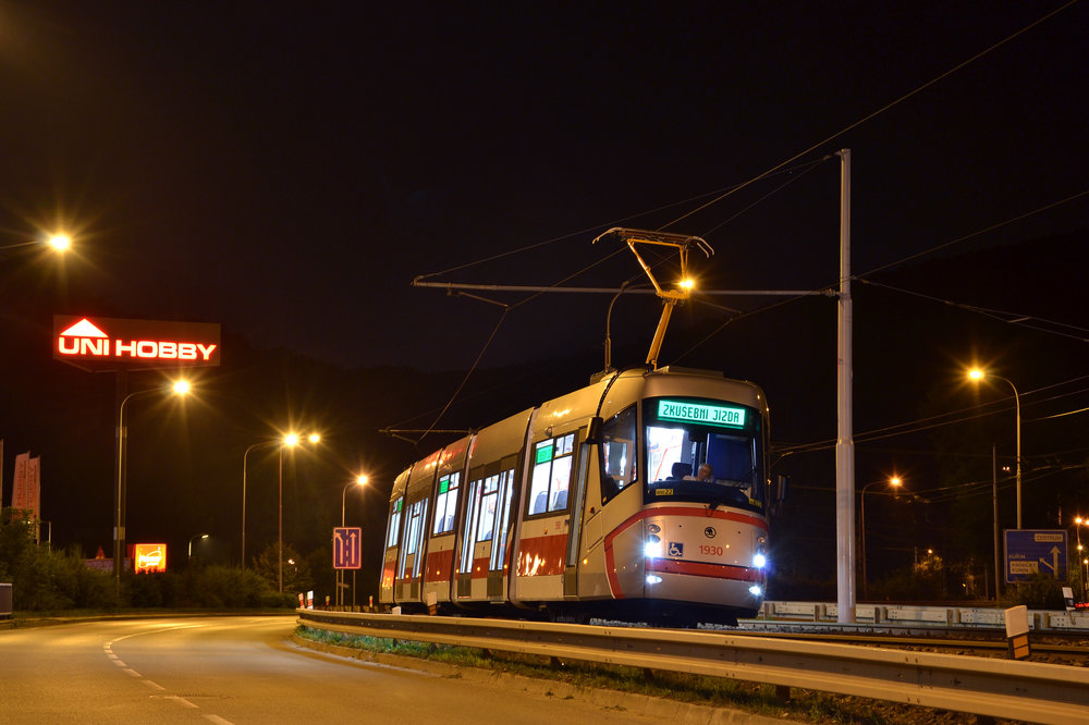 Pokřtěno bude celkem 19 tramvají Škoda 13T. Křest se nebude týkat jediného vozu - ev. č. 1930 (na snímku), který získal své jméno Bohuslav Fuchs již v říjnu 2016. (foto: Ing. Jiří Černý)