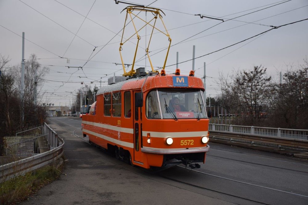 Mazací tramvaj se vrátila do ulic Prahy. (foto: DPP)