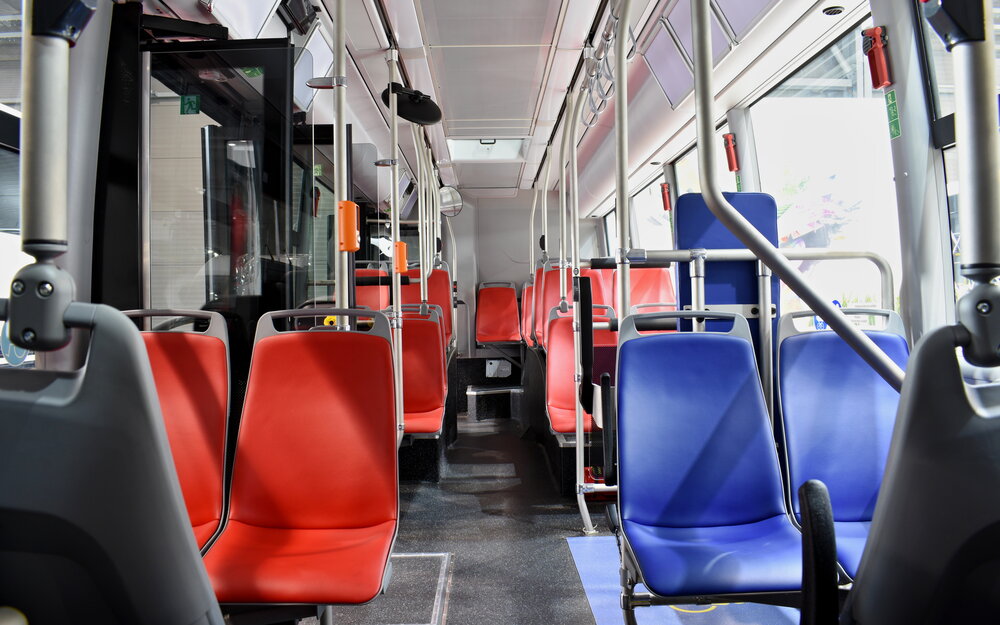 Barevně rozrůzněná sedadla jsou samozřejmostí u všech nových autobusů určených pro provoz v rámci PID. Nejinak je tomu u Scanií pro ČSAD POLKOST, zde na fotografii z veletrhu CZECHBUS. (foto: Matěj Stach)
