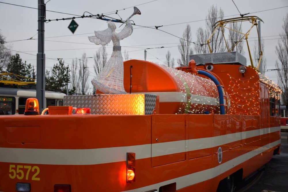Tramvaj se vyznačuje také nezvyklou vánoční výzdobou. (foto: DPP) 