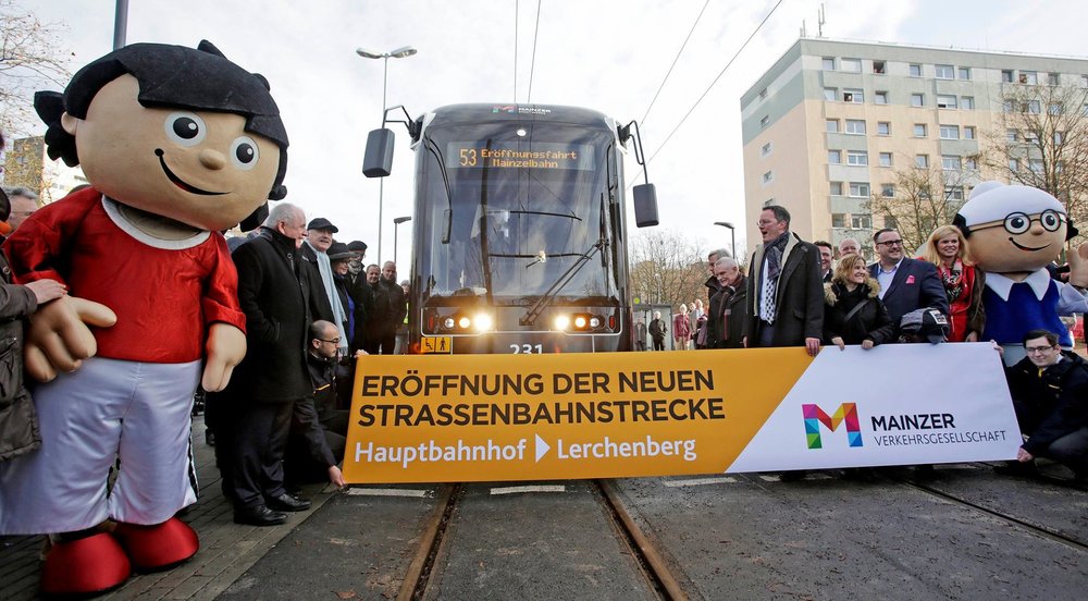Otevření nové tramvajové tratě v Mainzu dne 11 12. 2016 o délce 9,2 km. Pro provoz na nové lince byly pořízeny tramvaje Stadler Variobahn. (foto: MVG Mainz)