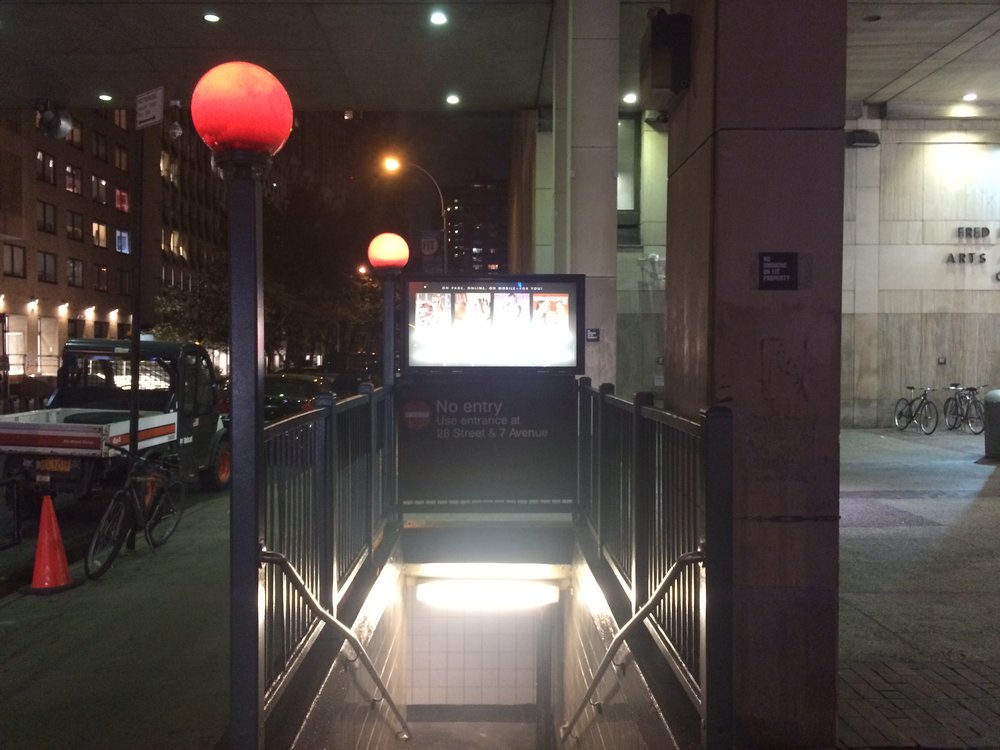 Starší provedení celočervené lampy na 28St. (foto: Libor Hinčica)