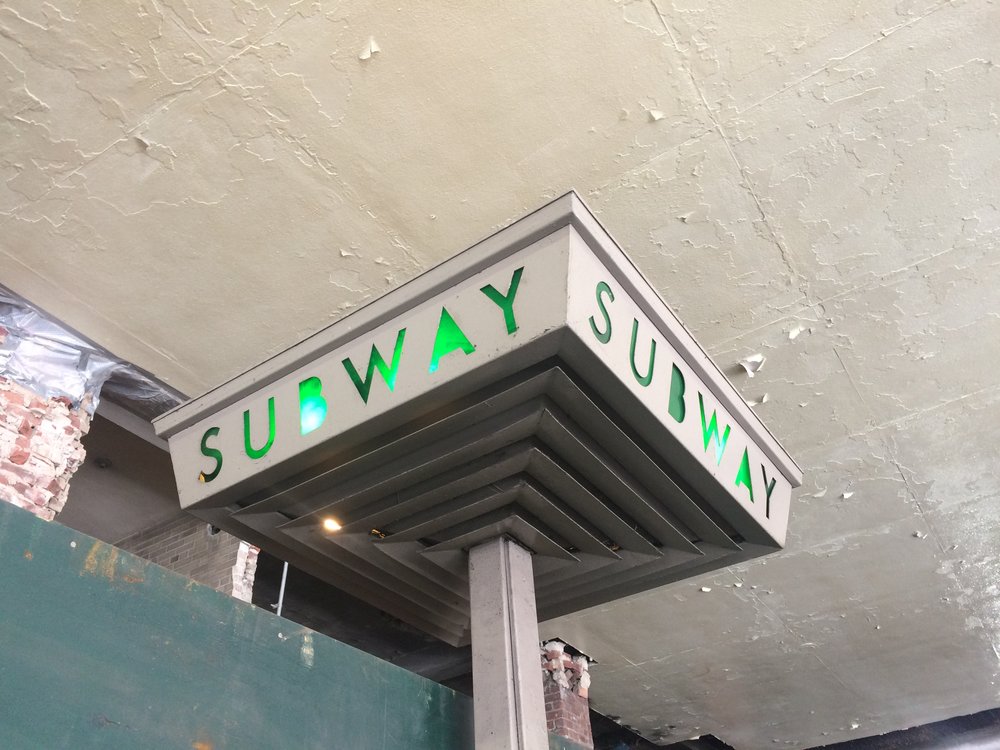 Ne všechny lampy musí být kulaté. Zelené podsvícení bylo aplikováno také do některých starších (či naopak novějších) typů původního osvětlení stanic. Tento snímek pochází například z Brooklynu. (foto: Libor Hinčica)