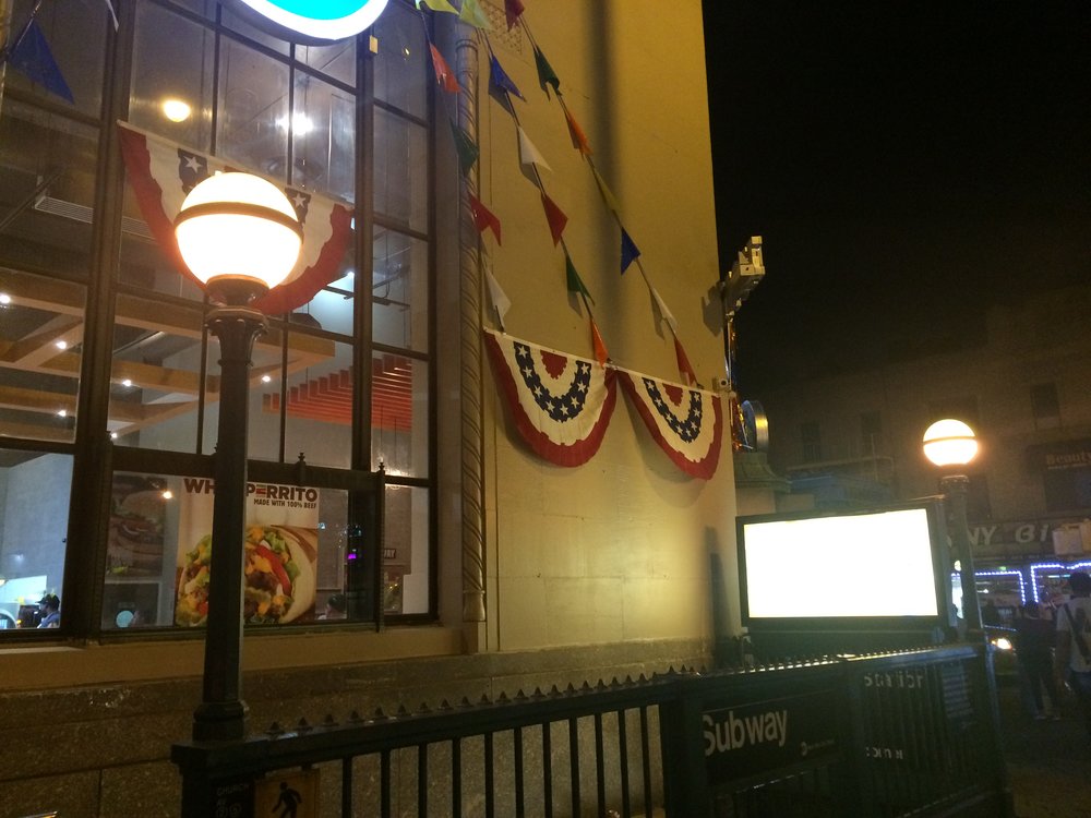 Ač se může na první pohled zdát, že lampy na Church Av Station svítí do tmy žlutě, ve skutečnosti jsou zelené. To je ale patrné jen na denním světle. (foto: Libor Hinčica)