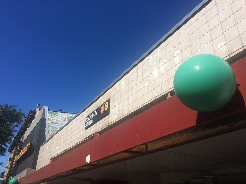 Nejtypičtější provedení lamp u vstupů do stanic metra je dnes tvořeno rozdělením kulatých lamp na dvě poloviny. Vrchní je zelená (méně často červená), spodní pak čirá. Zde však máme možnost vidět ještě starší verzi. (foto: Libor Hinčica)