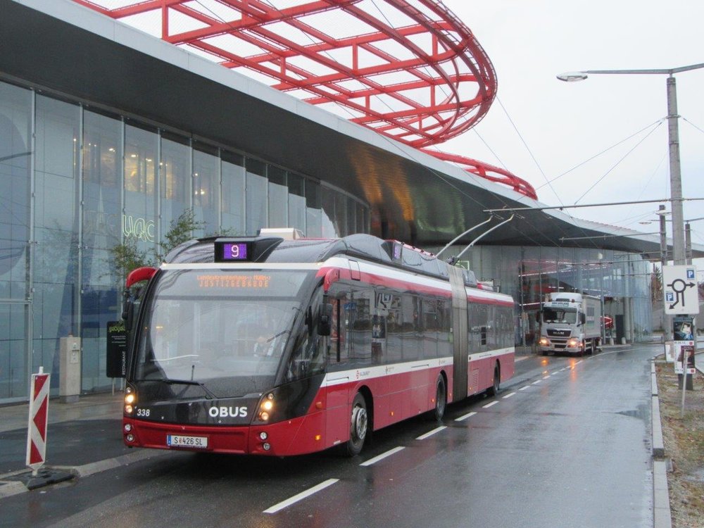 Trolejbus Solaris Trollino 18 AC v designu MetroStyle na konečné Europark první den provozu nové linky. (foto: Gunter Mackinger)