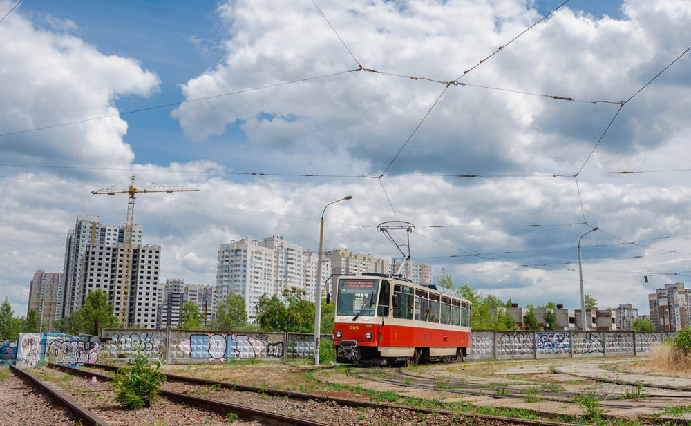 Vůz ev. č. 005 (ex-Praha ev. č. 8639) dne 8. 7. 2019 na smyčce K/st Vulycja Myloslavs'ka. (foto: Levis)
