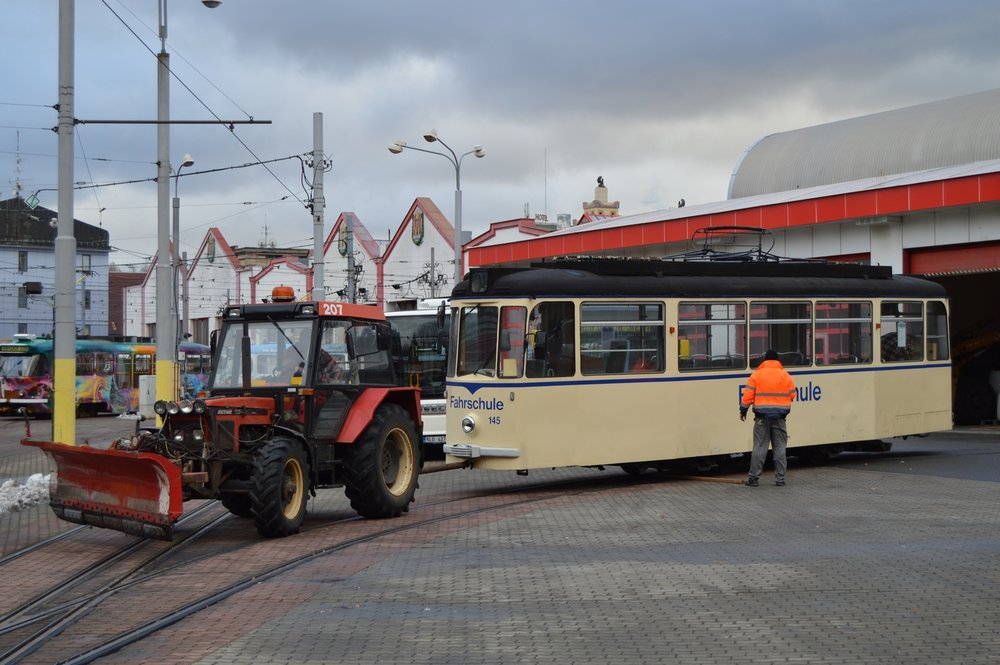 Tramvaj T2-64 je zatlačována na odstavnou kolej v hale liberecké vozovny. (foto: Zdeněk Mazánek)