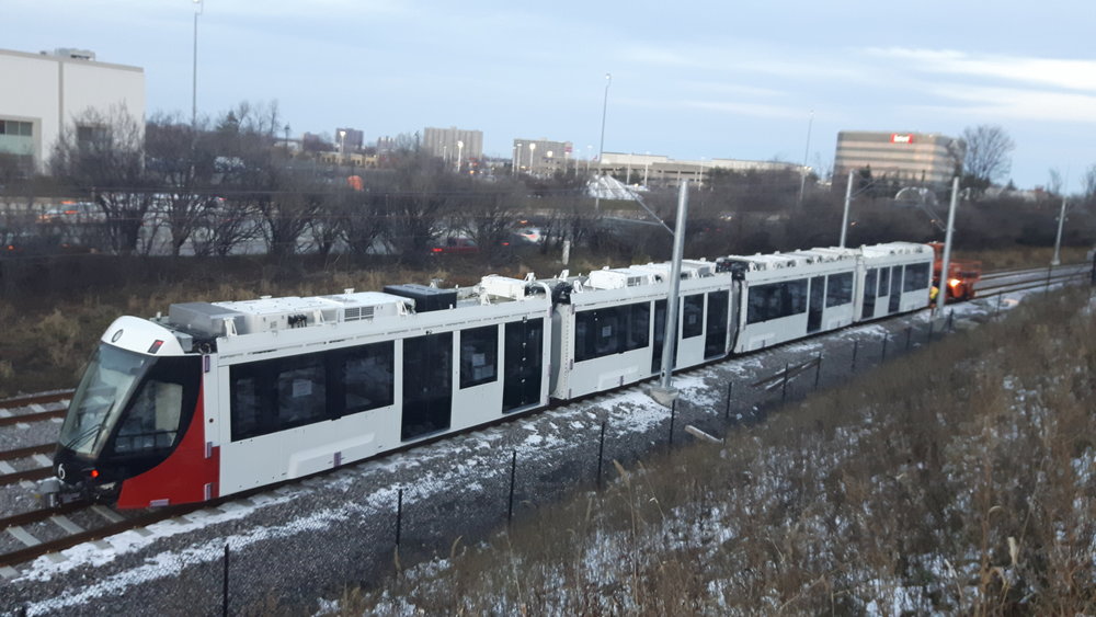 První z tramvají Alstom Citadis Spirit na trati v Ottawě. (foto: Alstom)