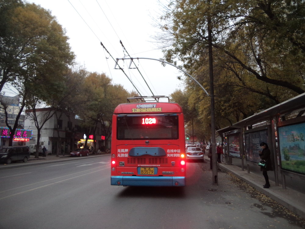 Trolejbus linky č. 102 v západním sektoru města, jmenovitě na ulici Nanxinzhuang. 