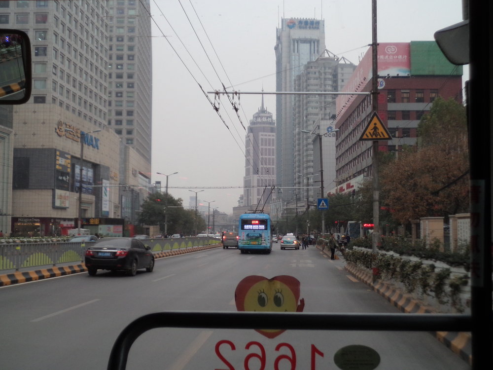 I tyto dva výhledy se nabízí při jízdě ťinanským trolejbusem. 