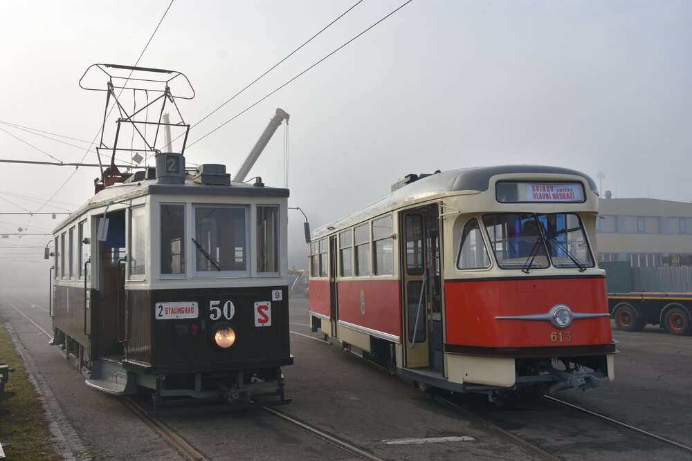Vůz budoucího ev. č. 6003 se na chvíli zásluhou fandů ostravské MHD proměnil na pár minut opět na vůz ev. č. 613. (foto: Libor Hinčica)