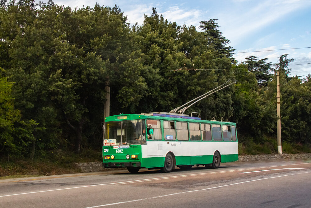 Na snímku ze září 2019 vidíme vůz Škoda 14Tr89/6 ev. č. 6102 v obci Krasnokamenka. (foto: Maksim V. Fandjušin)