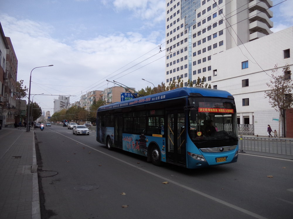 Ťinanské trolejbusy hýří barvami. Zde jeden z vozů na lince č. 102, a to na ulici Heping Lu. 