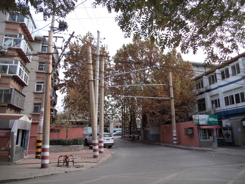 Výjezd z oploceného areálu, který slouží jako útočiště pro vozy č. 102 poté, co dojedou na svou východní konečnou. Uvnitř je však možné zahlédnout i autobusy a auta. Kromě toho se v areálu nachází i jednoduché kryté zázemí pro lehčí údržbu. 