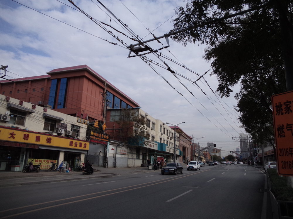 A přesuňme se ještě více na východ, kde se nachází konečná a vozovna pro trolejbusy linky č. 103. Za zády fotografa se nachází poslední zastávka, za ní se větví trolej do dvou stop, které pokračují právě do vozovny, jak ukazuje snímek níže.