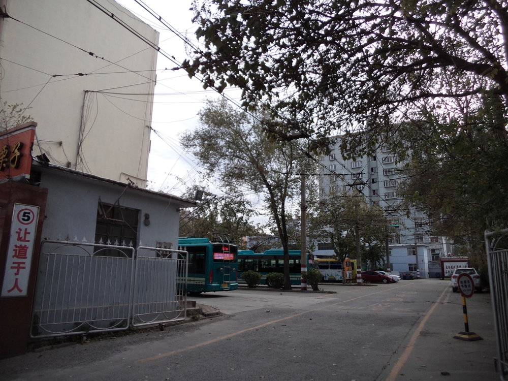 Vjezd do vozovny, ve které jsou deponovány hlavně vozy linky č. 103. 