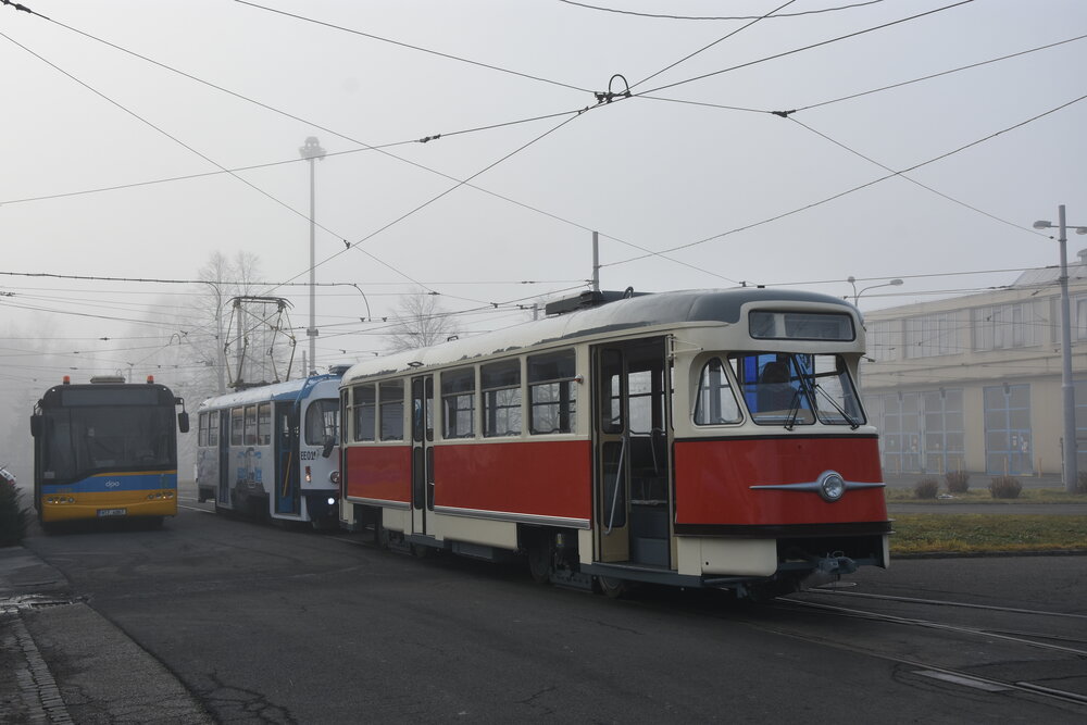Fotografie pořízená krátce po té, co vůz ev. č. 613 (6003) opustil halu Ekovy Electric zachycuje kromě vozu T2R také další dvě zajímavá vozidla, a sice služební posunovací vůz T3G Ekovy Electric ev. č. EE01 (tzv. Máňa) a služební vůz Solaris Urbino 12 LE ostravského DP sloužící k údržbě jízdních řádů. (foto: Libor Hinčica)