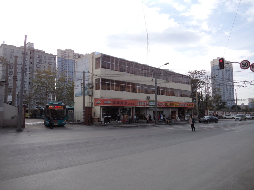 Zde ještě trolejbus linky č. 103 při výjezdu na službu. 