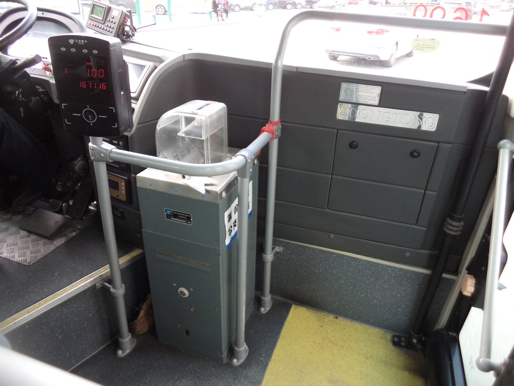 Je libo jízdné za necelé čtyři koruny (= 1 jüan)? Pak se svezte místním trolejbusem! Nástup se děje předními dveřmi, kde dochází také k platbě jízdného. Kdo nemá kartu, která může zakládat nárok až na poloviční slevu (tj. 0,5 jü anu), musí využít kasičky, do které vhodí jeden jü an. Jízdenky vydávány nejsou, tudíž je možné jet trolejbusem až na konečnou. 