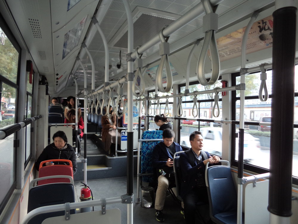 Interiér místních trolejbusů je vybaven několika kamerami, klimatizací salónu i samostatnou klimatizací stanoviště řidiče, které je řešeno jako otevřené. Pozornost si zaslouží také okna s velkou posuvnou částí, jež jsou praktická zejména v létě a jež potěší mnohé milovníky výhledů. Dále je v interiéru možné sledovat monitor (umístěný za stanovištěm řidiče), na kterém hrají různé pořady, a celou cestu se pak trolejbusem nese buďto doprovodný zvuk k těmto pořadům, nebo hudba z rádia. Jelikož je hlasitost přiměřená, je v trolejbusech vytvářena kulisa, která nemá na většinu cestujících výrazně obtěžující účinky a spíše jim cestu zpříjemňuje. 