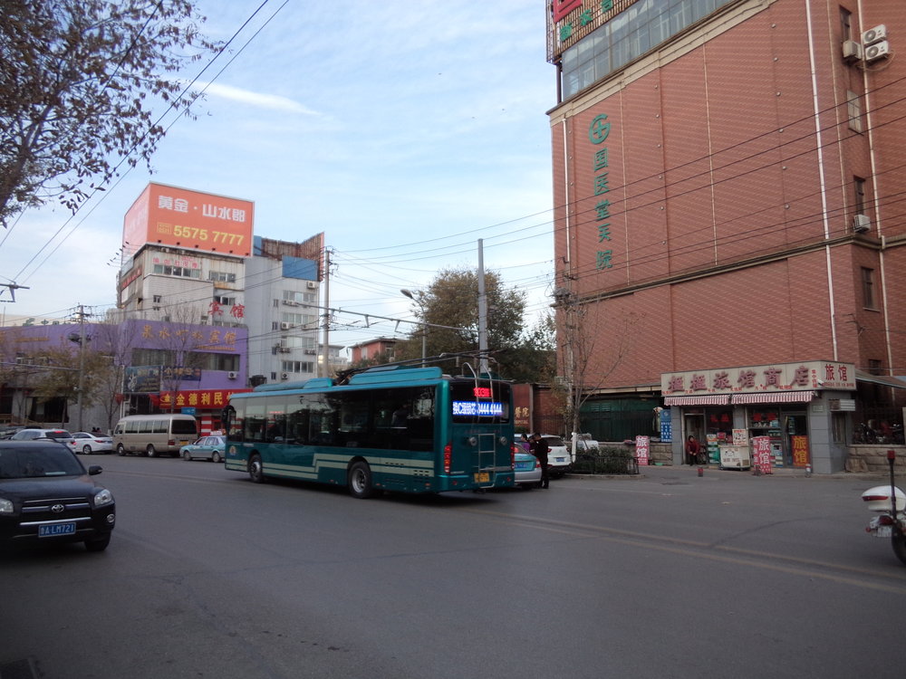 V Ťi-nanu je několik úseků, které jsou provozovány při užití baterií. Trolejbusy mohou stahovat sběrače kdekoli na síti a bez ohledu na to, jak daleko jsou sběrače od podélné osy vozidla. Stahování se nemusí dít za podmínky výrazného snížení rychlosti, tudíž přepnutí do bateriového módu probíhá zcela bez vlivu na okolní silniční provoz. Na stanovišti řidiče stačí přehodit příslušnou páčku (po levé ruce řidiče) a na monitoru umístěném pod volantem se tato změna promítne do vyobrazeného schématu trolejbusu (zelené sběrače v pracovní poloze se zobrazí jako sklopené a v červené barvě). 