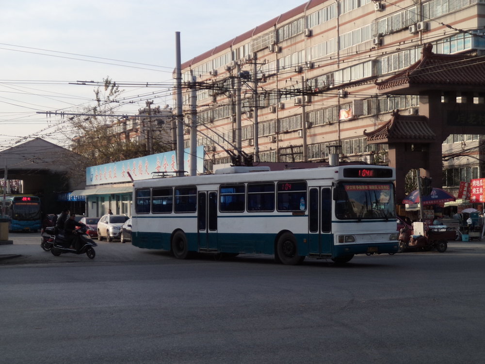 Tatáž vozovna ještě jednou, tentokrát ovšem s výjezdem trolejbusu staršího typu na linku č. 104. 