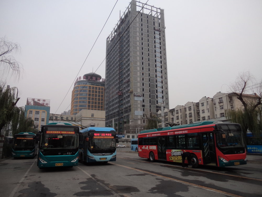 A zde vozovna pro trolejbusy linky č. 101. Cestující mají výstupní zastávku netradičně za branami do vozovny. 