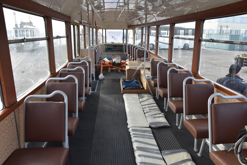 Pohled do interiéru repasovaného vozu T2R. Trhaný lak na bočnicích je ve skutečnosti potištěnou fólií s velmi věrným vzhledem. (foto: Libor Hinčica)