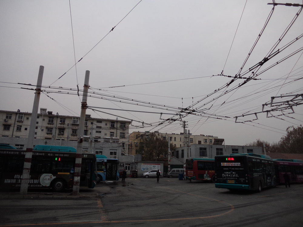 Výše uveřejněné snímky ukazují tutéž vozovnu. 