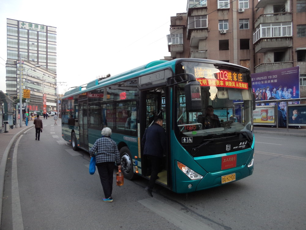 Trolejbus linky č. 103 po bezprostředním sklopení sběračů v centru města. Po překonání nedaleké křižovatky, kde chybí stopa ve směru jih/východ, jsou sběrače opět nasazeny na trolej. 