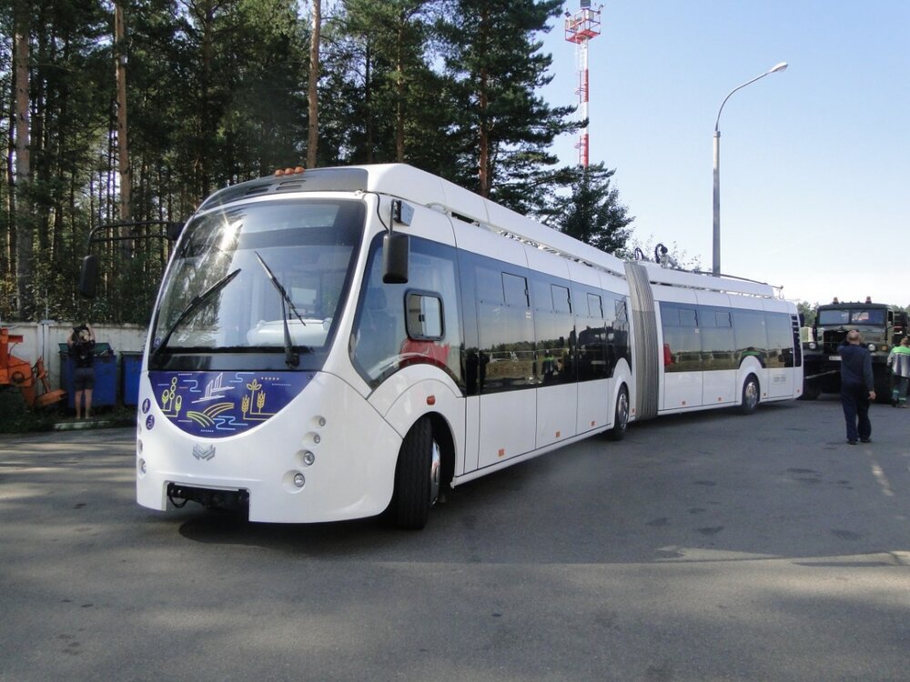 Vůz AKSM-43303 coby bývalý elektrobus, který se svého času promenádoval po některých ruských městech. Belkommunmaš by elektrobusy rád dodával do Moskvy (dohoda o spolupráci Moskvy a Minsku v různých oblastech byla podepsána na konci prosince 2019), kde nadále pokračuje likvidace trolejbusů, v současnosti však už, jak se dalo čekat, s pomocí autobusů.